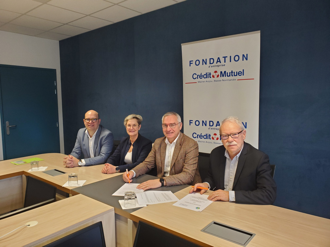 De gauche à droite Mathieu Hellouin, directeur de l'ASSMADONE, Marie Hélène Hary, trésorière de l'ASSMADONE, Jean-Marc Busnel, Président de la Fondation Crédit Mutuel et Daniel Rattier , Président de l'ASSMADONE